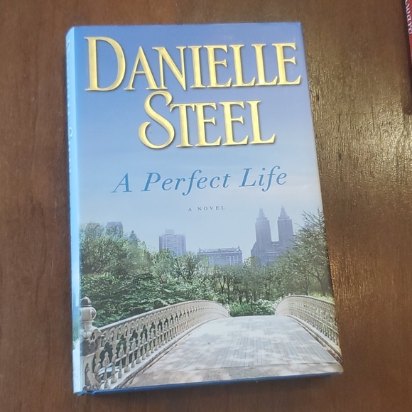4 for $25! Lot of Danielle Steel Books 📚 - Picture 2 of 13